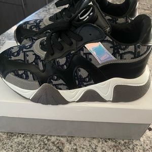 I’m selling shoes never wear it clean and size 38women msg me